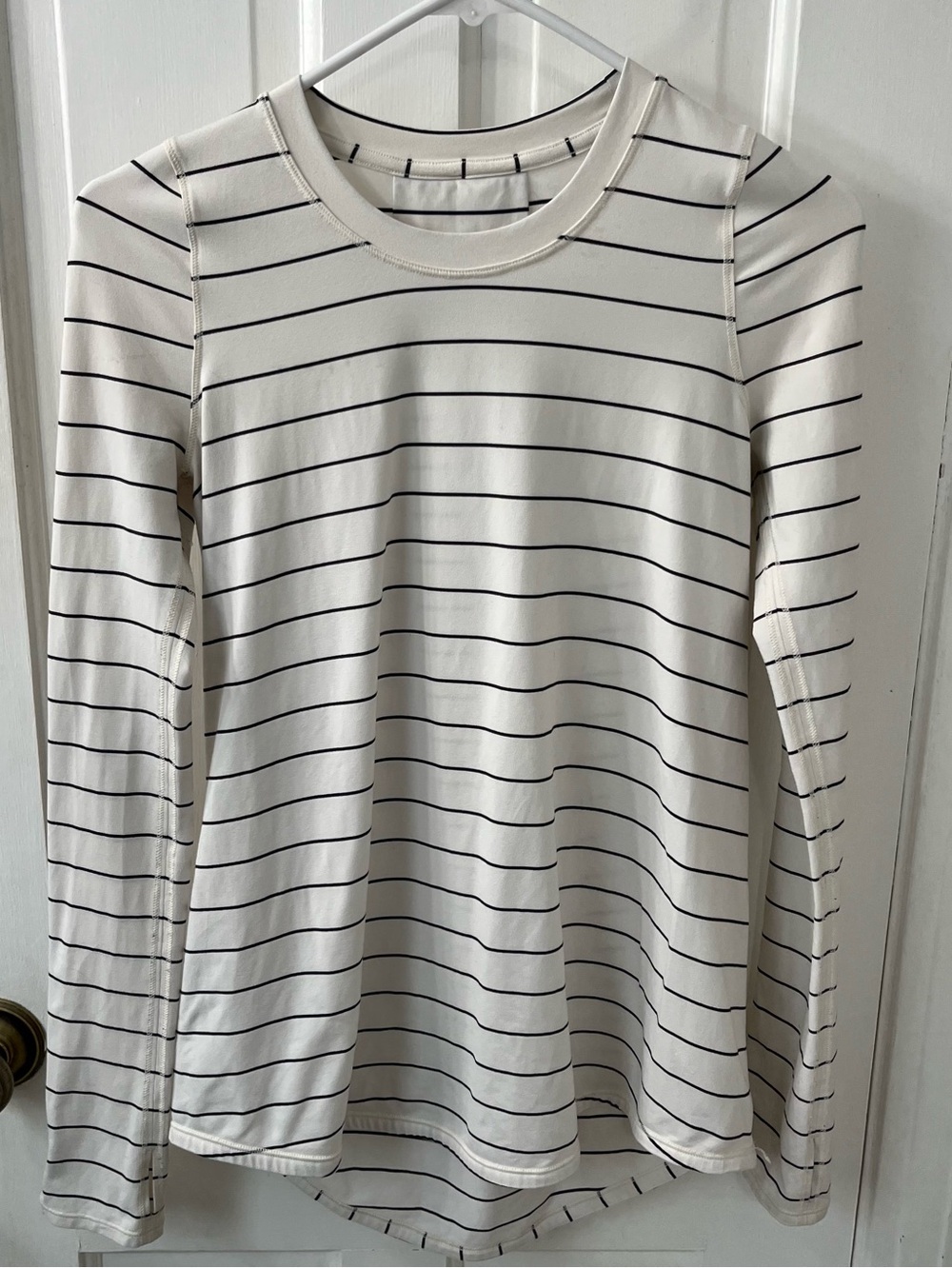 Lululemon Women’s Tuck and Flow Long Sleeve Shirt. 3 bars/Size 8